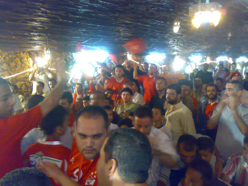 رابطة مشجعي النادي الأهلي في غزة تكرم رمزي صالح E2612810
