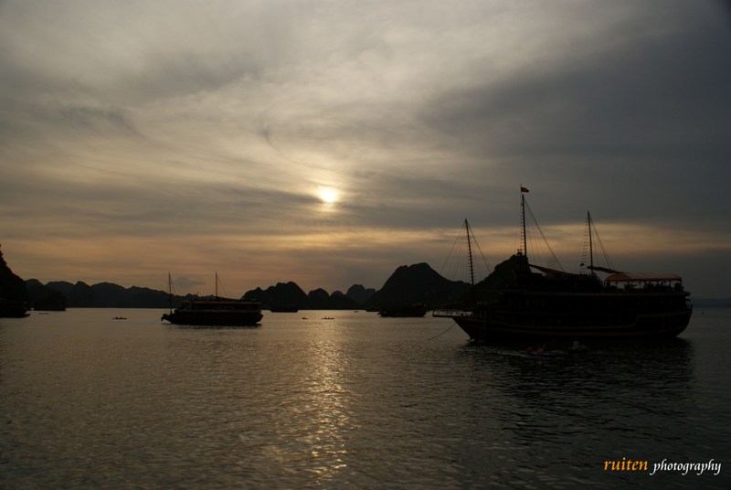 Sunset in Halong Bay, Vietnam Dsc07510