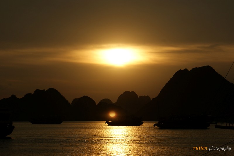 Sunset in Halong Bay, Vietnam Dsc07610