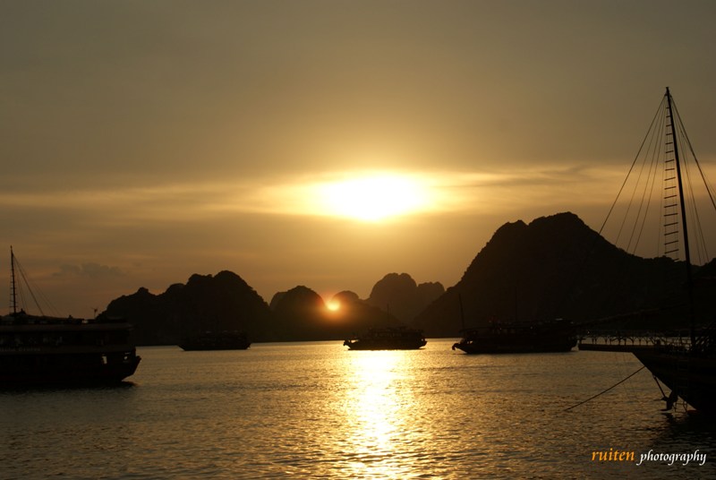 Sunset in Halong Bay, Vietnam Dsc07611