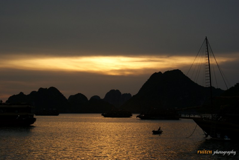 Sunset in Halong Bay, Vietnam Dsc07612