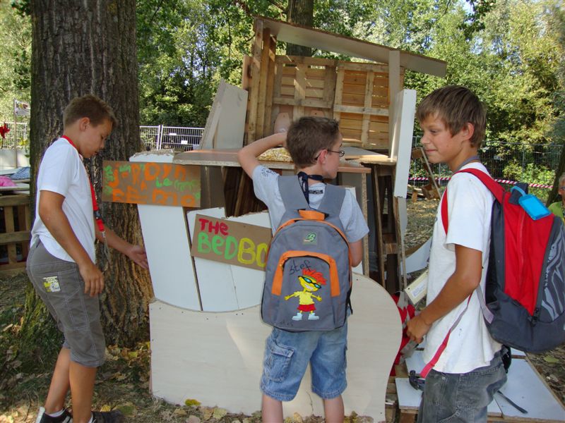 Dukendam 2009: Maandag, hutten bouwen, hutten showen Dsc00140