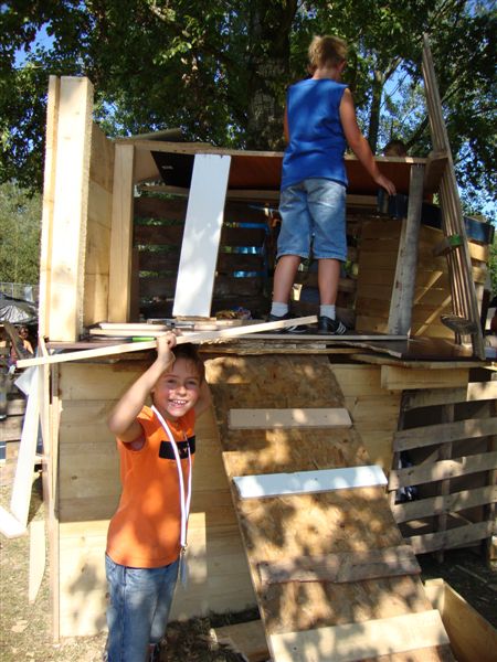 Dukendam 2009: Maandag, hutten bouwen, hutten showen Dsc00145