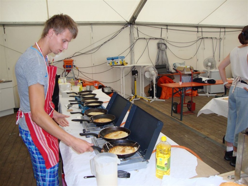 Dukendam 2009: Dinsdag pannenkoeken met snoep Dsc00253