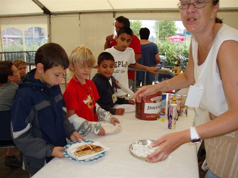 Dukendam 2009: Dinsdag pannenkoeken met snoep Dsc00270