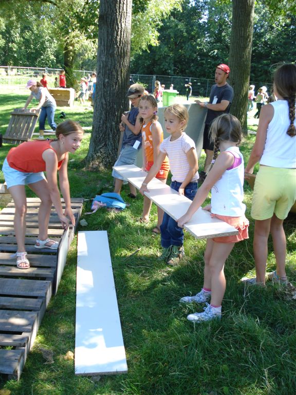 2007, zondag: de houtstapel wordt bestormd. Dsc00823