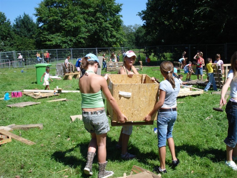 2007, zondag: de houtstapel wordt bestormd. Dsc00827