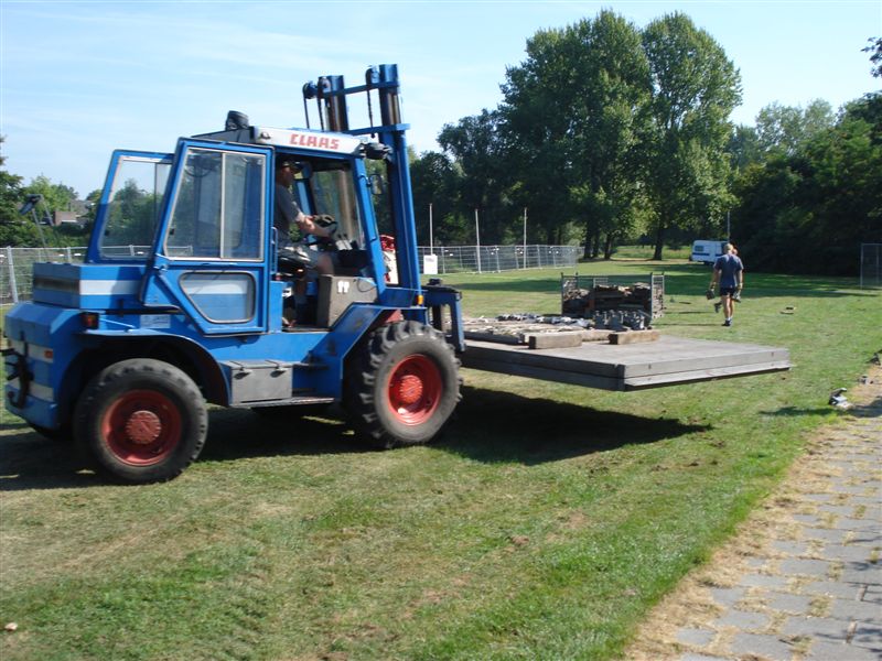 Fotos 2009: opbouw grote tent woensdag 19 aug. Dsc04913