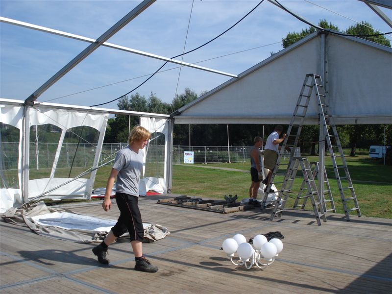 Fotos 2009: opbouw grote tent woensdag 19 aug. Dsc04926