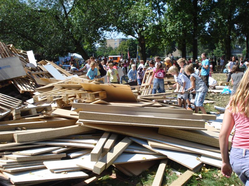 Dukendam 2009: Zondag, de run op het hout en de eerste bouwactiviteiten Dsc05137