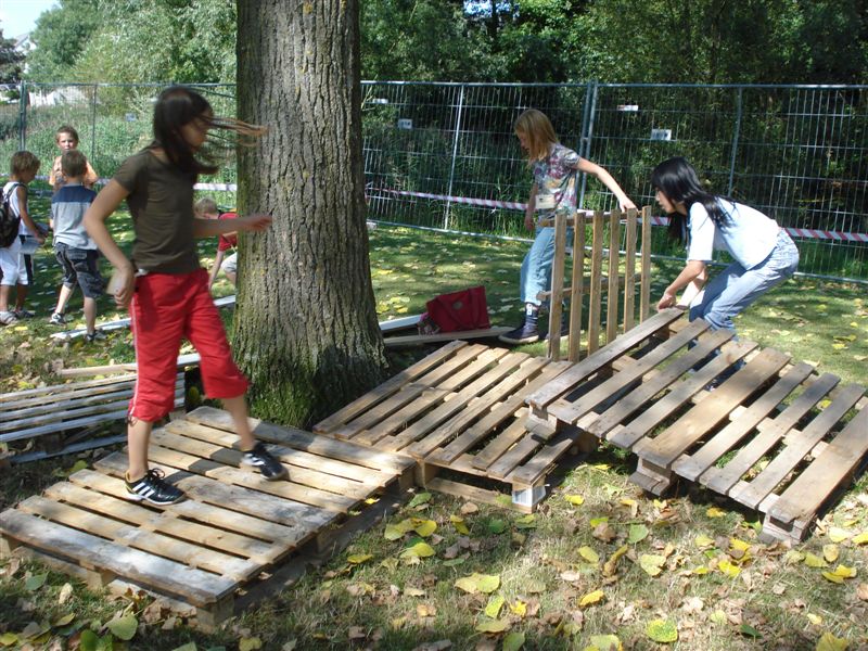 Dukendam 2009: Zondag, hout sjouwen, hutten bouwen Dsc05163