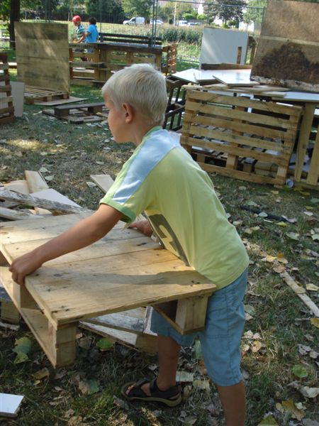 Dukendam 2009: Zondag, hout sjouwen, hutten bouwen Dsc05227