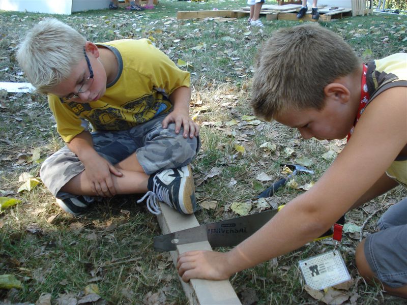 Dukendam 2009: Zondag, timmeren en zagen Dsc05248