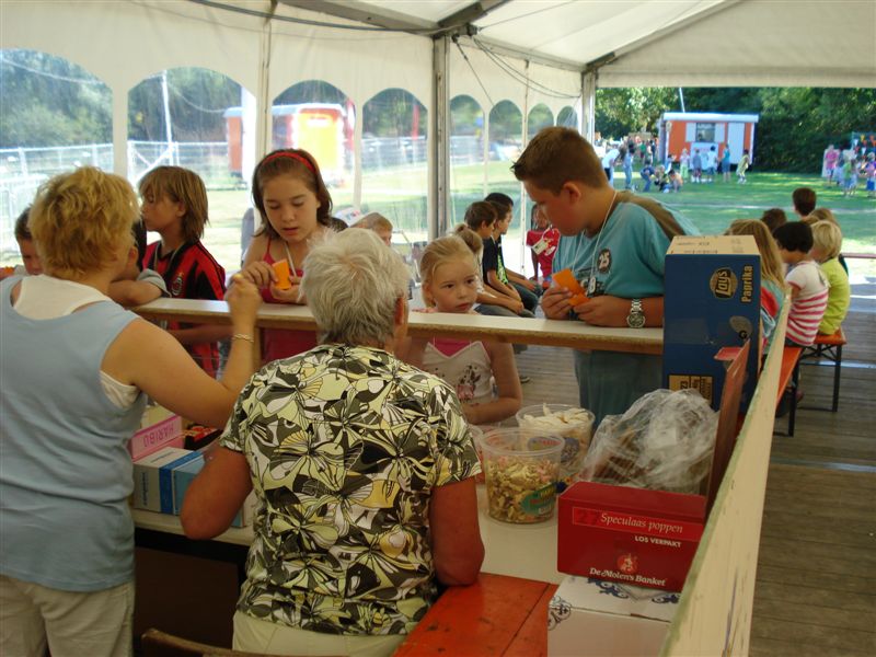 Dukendam 2009: Maandag frites met snoep Dsc05286