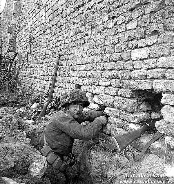 Question about helmets worn on D-Day and later during the battle of Normandy 72622510