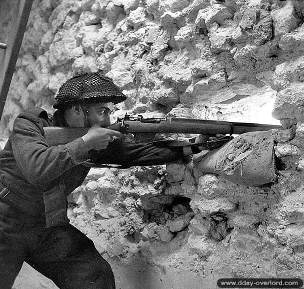 Question about helmets worn on D-Day and later during the battle of Normandy R11