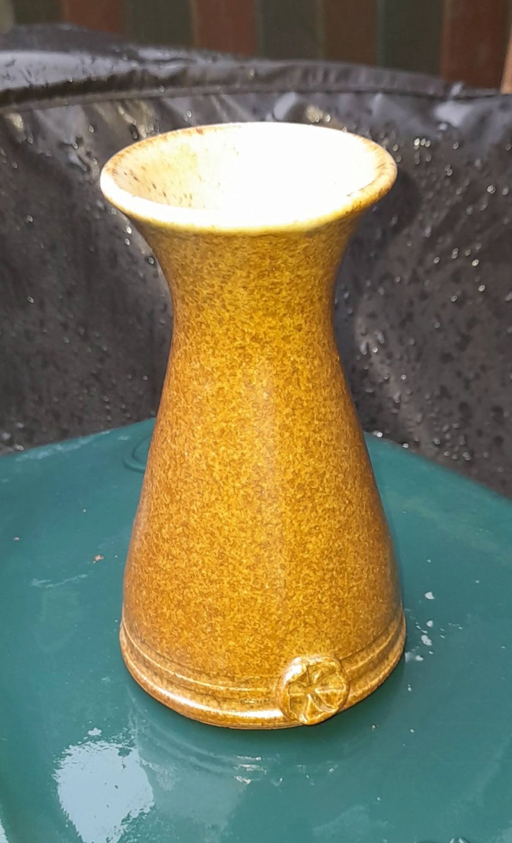 Small pottery vase, TG mark  20211022