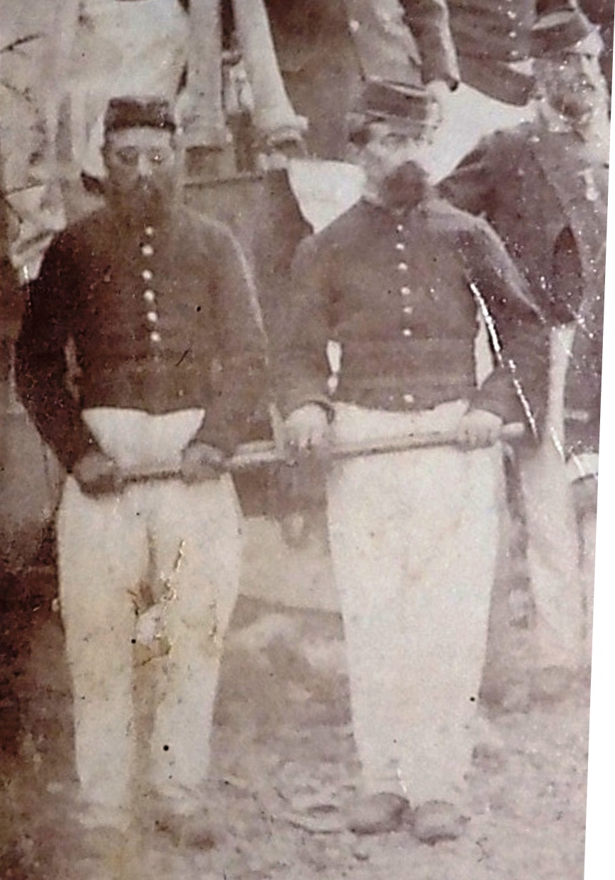 Photo groupe sapeurs-pompiers lors d'un concours de pompes vers 1868-1875 Dscn7823