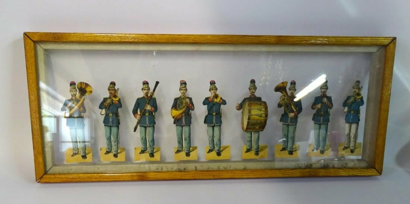 Soldats (ou pompiers?) non-identifiés sur des figurines en carton Galeri10