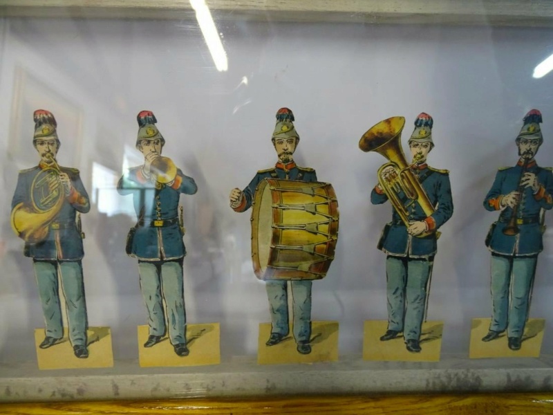 Soldats (ou pompiers?) non-identifiés sur des figurines en carton Galeri11