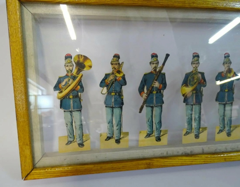 Soldats (ou pompiers?) non-identifiés sur des figurines en carton Galeri12