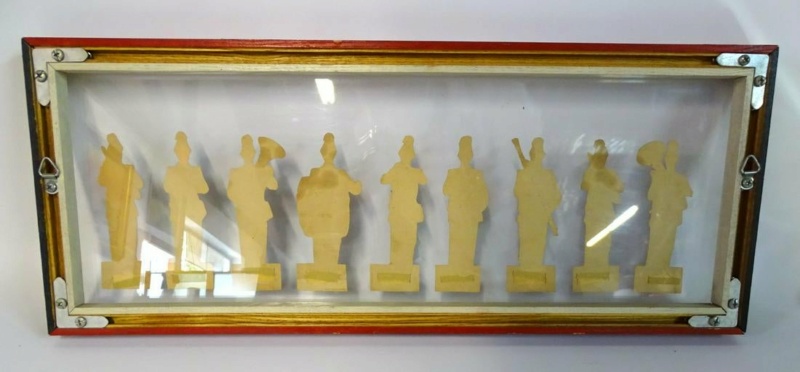 Soldats (ou pompiers?) non-identifiés sur des figurines en carton Galeri13