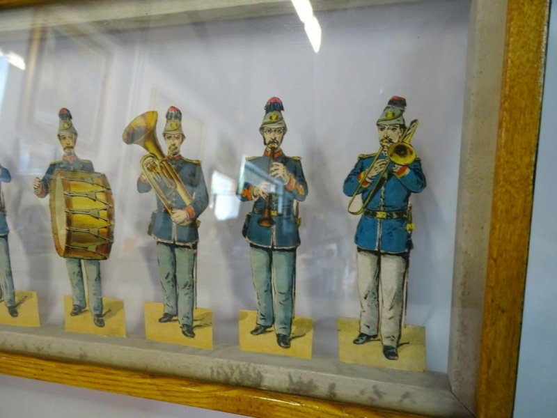 Soldats (ou pompiers?) non-identifiés sur des figurines en carton Galeri14