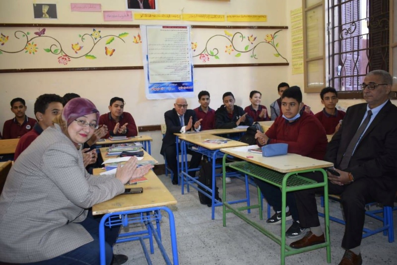محافظ بورسعيد يحضر حصة انجليزي في مدرسة القناة الإعدادية 723