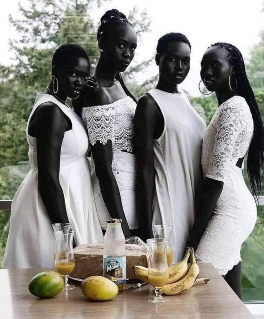 قبيلة افريقية يتميز افرادها بالبشرة السوداء الداكنة . Img-2013