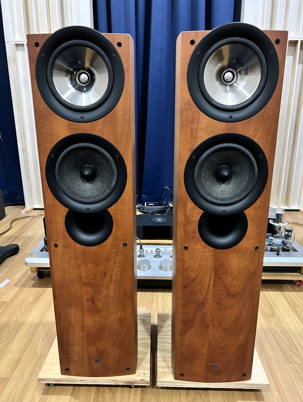 KEF iQ7 Floorstand speaker