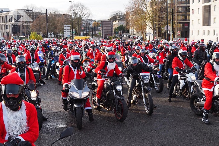 Les Pères Noël à moto de retour 42492710