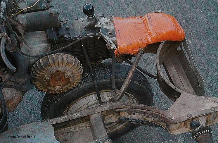 immobilisé dans le Sahara il transforme sa Citroën 2CV en moto D89b0a15