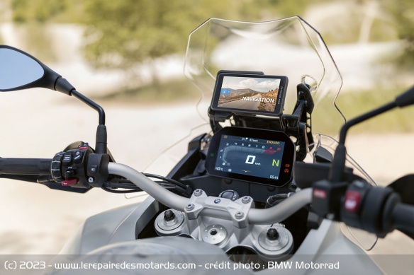 BMW lance un GPS multifonction pour ses motos Gps-mo11