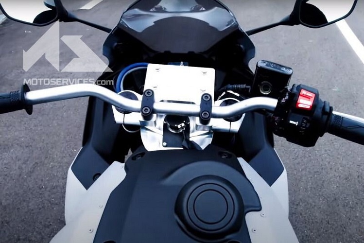 Yamaha joue les équilibristes sur une R3 (+ vidéo) Hhhhhh26