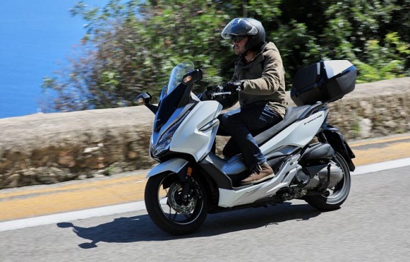 Conduire une moto de 1800 cm³ sans permis moto ? C'est possible Honda-30