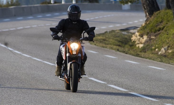 En perdant le contrôle de sa moto, il se fracture un testicule Image14