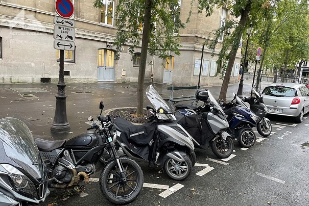 Stationnement motos à Paris - La bombe à retardement Img_1110
