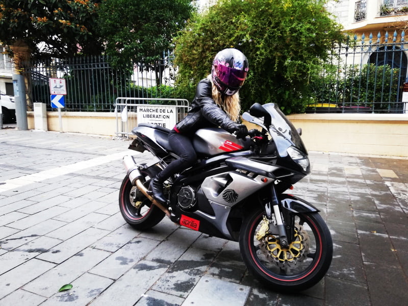 Des motos et des femmes [Le casque et la plume]  Img_2020