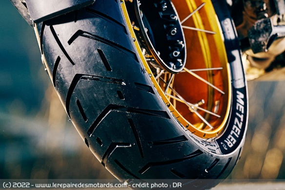 Comment bien contrôler la pression de ses pneus motos Pressi11
