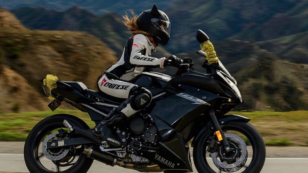 Des motos et des femmes [Le casque et la plume]  Yamaha10