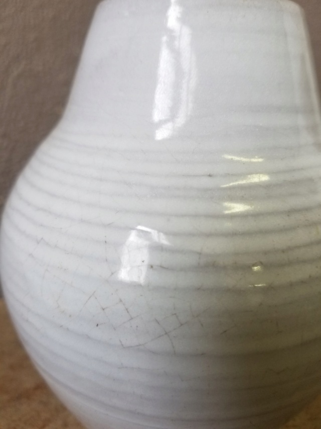 Vase blanc écru signé JJ ou double crosse °) 20210512