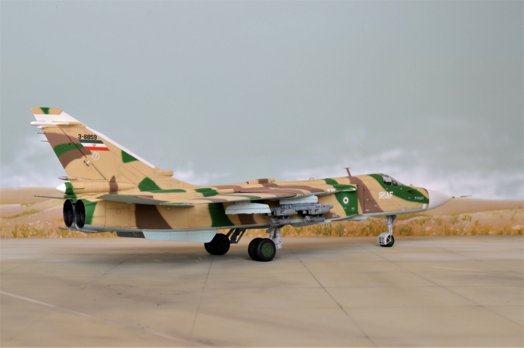[Trumpeter] 1/72 - Sukhoi Su-24 Fencer  Iran   Dsc_0968