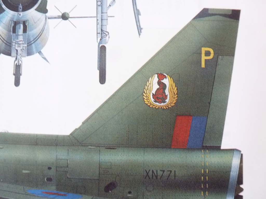 Lightning T.Mk 55  Koweït  Sword T.Mk 4 + Airfix  F.2A P1210652