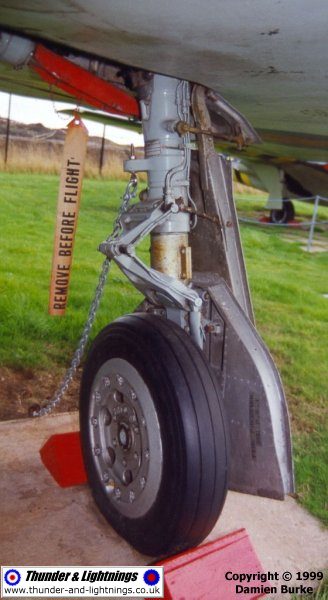 [Revell + PJ Production] 1/72 - Hawker Hunter T.79  Qatar   Port_m10