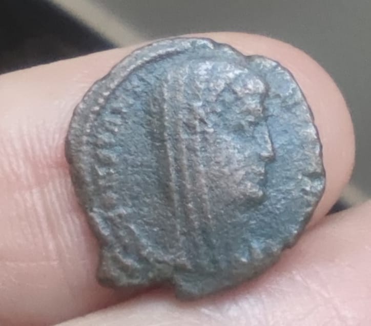 AE4 póstumo de Constantino I. Emperador conduciendo cuadriga. Roma_238