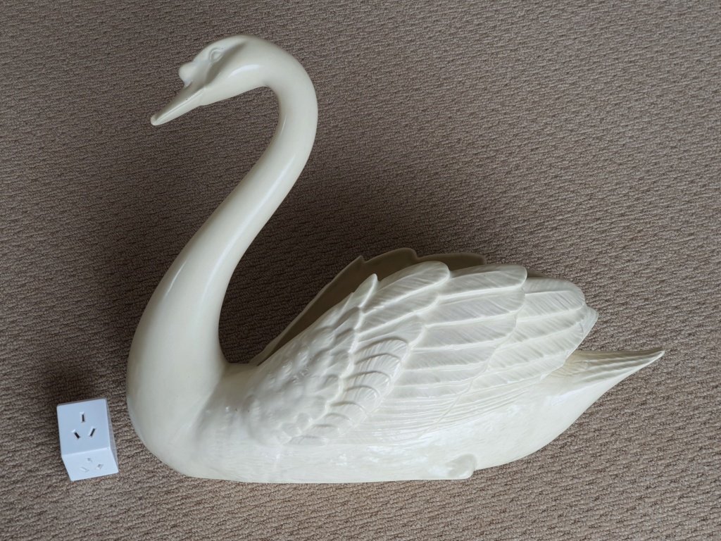 lynn - Is this a LARGE Crown Lynn or titian studio swan - - no marks Sw1810