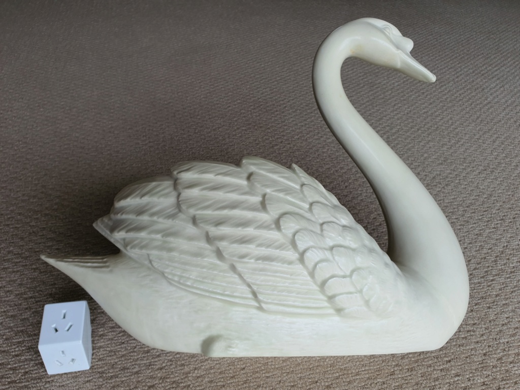 lynn - Is this a LARGE Crown Lynn or titian studio swan - - no marks Sw810