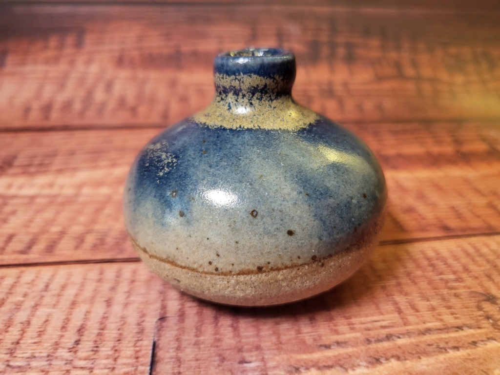 Small bud vase / tiny vase - ETB or EIB mark? 20221113