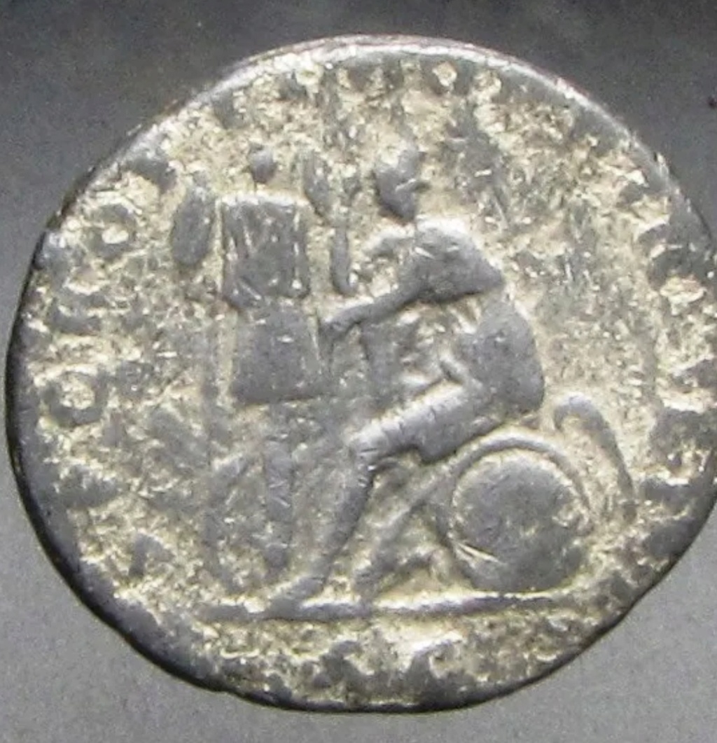 As de Trajano. SPQR OPTIMO PRINCIPI. Dacio sentado en escudo y trofeo. Roma Screen23