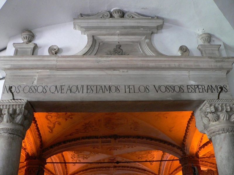 La Capela dos Ossos (La Chapelle des os) à Evora, Portugal Z_mise10